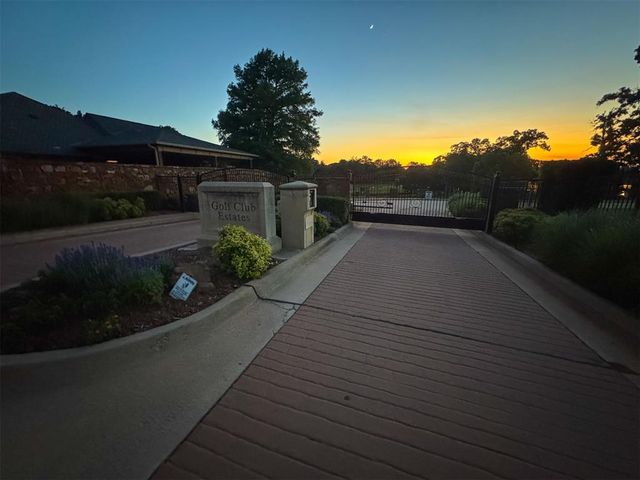 6401 Oak Tree Drive, Edmond, OK 73025