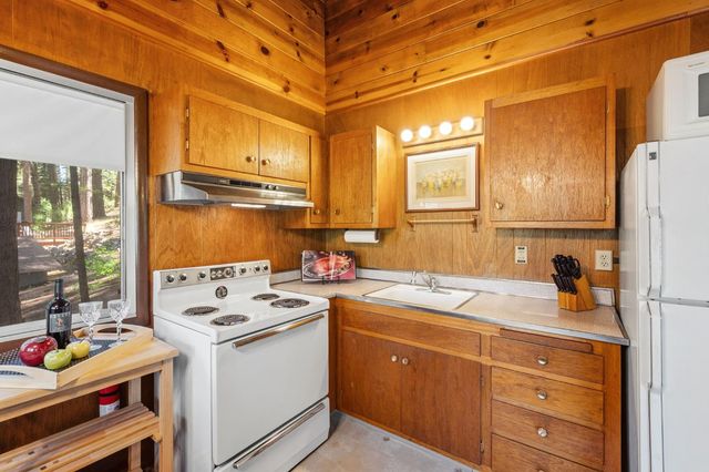 3370 Lakewood Dr, Arnold, CA 95223