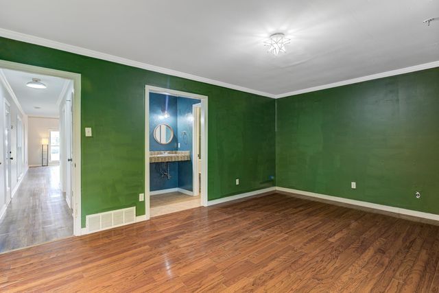 218 S WALNUT BEND RD, Memphis, TN 38018