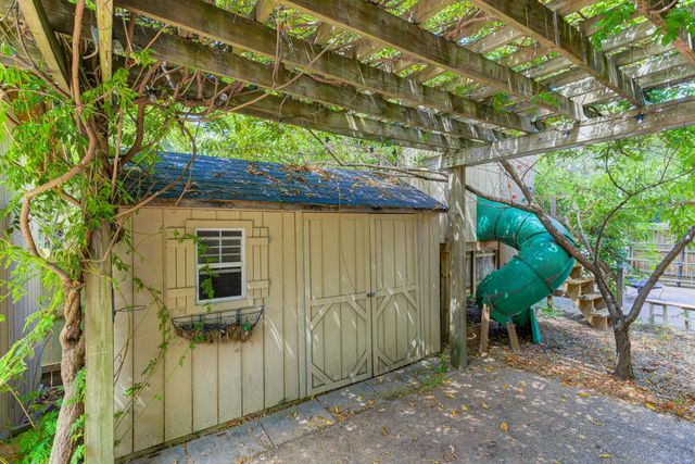 218 S WALNUT BEND RD, Memphis, TN 38018