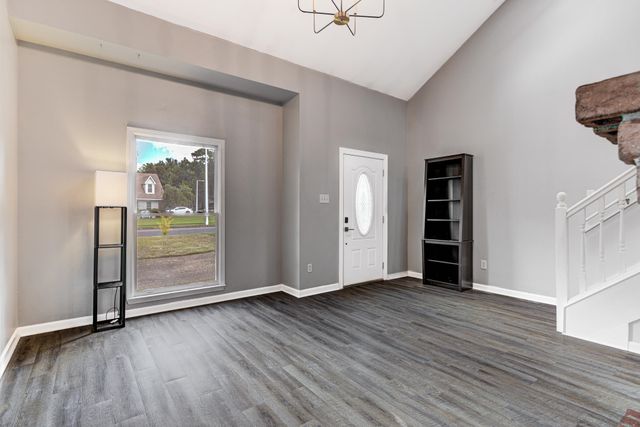 218 S WALNUT BEND RD, Memphis, TN 38018