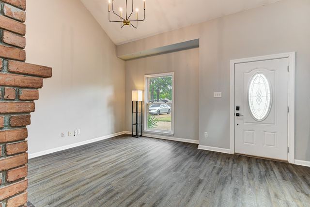 218 S WALNUT BEND RD, Memphis, TN 38018