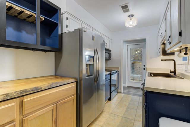 218 S WALNUT BEND RD, Memphis, TN 38018