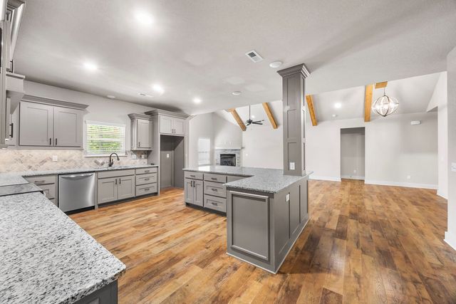1 Halvergate Lane, Bella Vista, AR 72715
