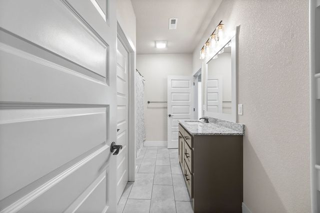 1 Halvergate Lane, Bella Vista, AR 72715