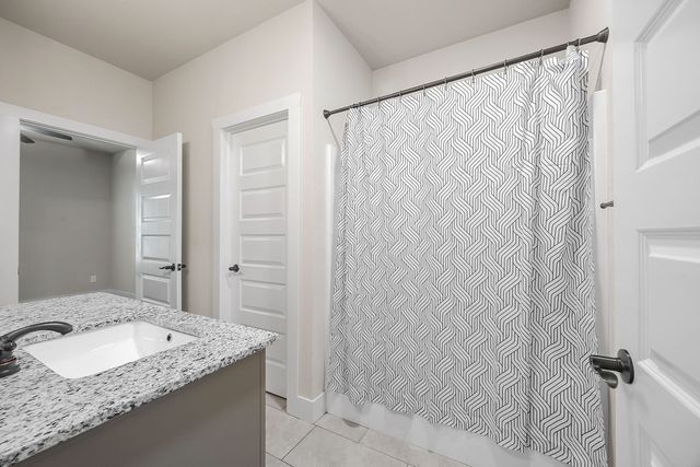 1 Halvergate Lane, Bella Vista, AR 72715