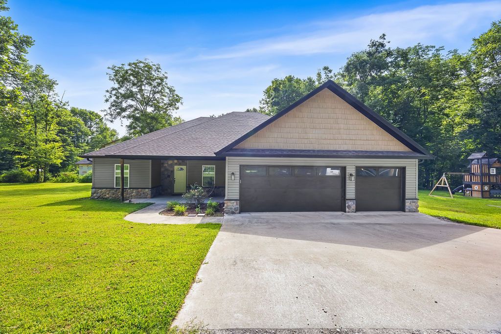 1 Halvergate Lane, Bella Vista, AR 72715