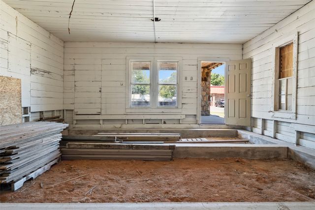 400 S Broad Street, St Jo, TX 76265