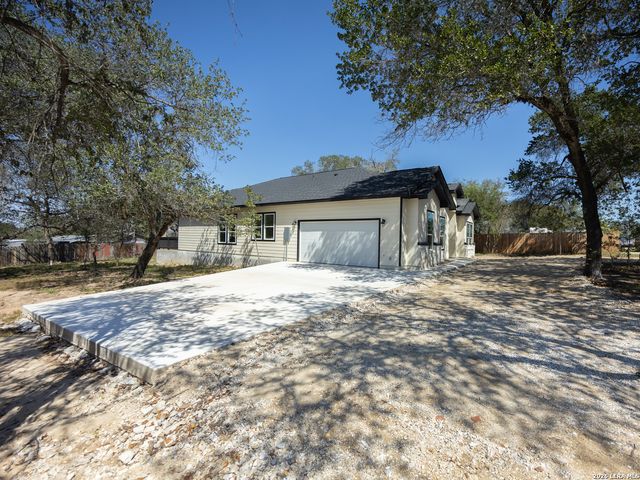 4811 Blue Beech Dr, Elmendorf, TX 78112