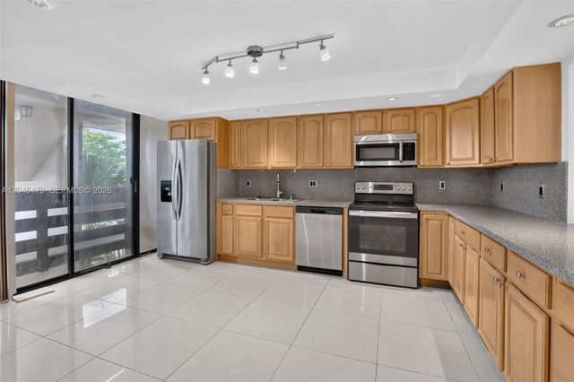 120 SW 96th Terrace 204, Plantation, FL 33324