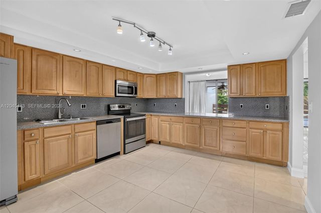 120 SW 96th Terrace 204, Plantation, FL 33324