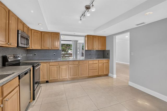 120 SW 96th Terrace 204, Plantation, FL 33324