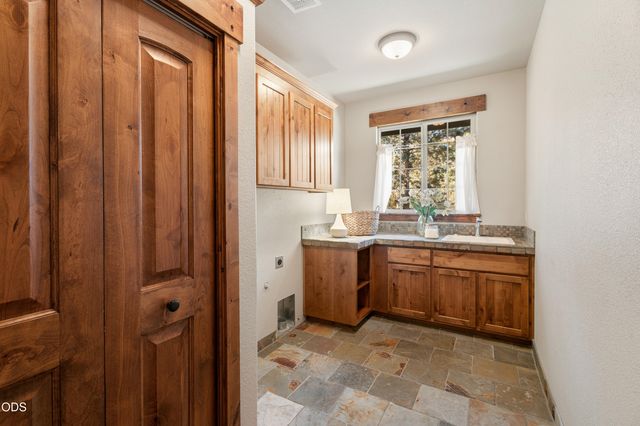 861 NW Yosemite Drive, Bend, OR 97703