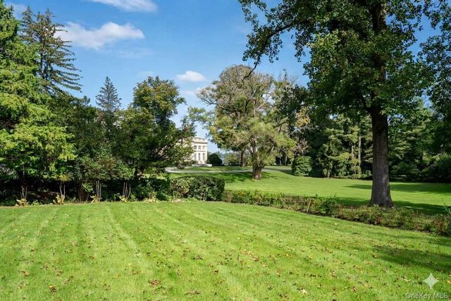 2 Pheasant Run, Kings Point, NY 11024