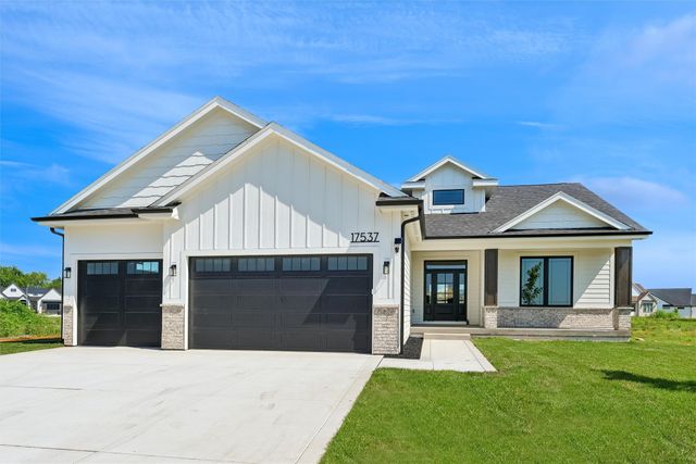 17537 Northview Drive, Urbandale, IA 50323