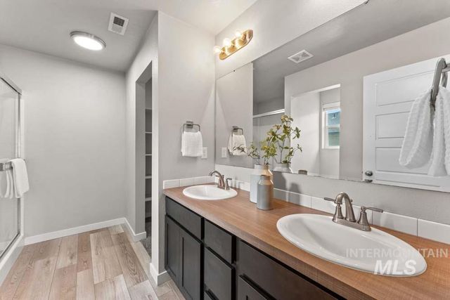 5796 N Oakstone Ave, Meridian, ID 83646