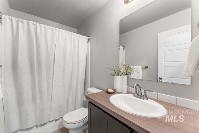 5796 N Oakstone Ave, Meridian, ID 83646