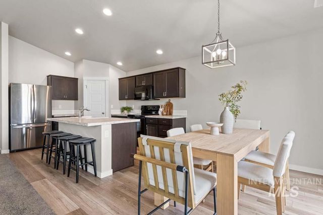 5796 N Oakstone Ave, Meridian, ID 83646