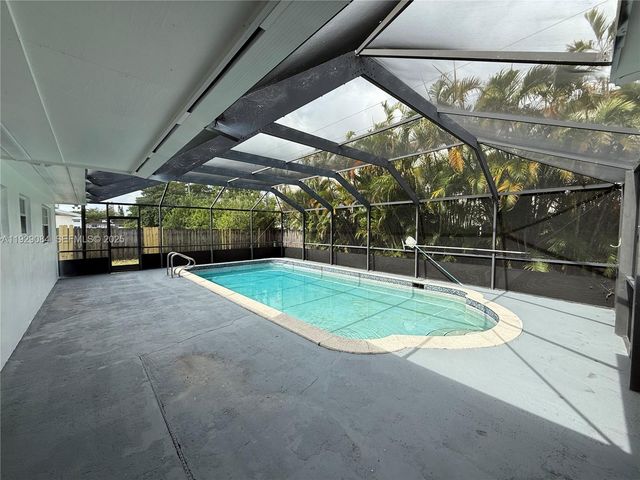 20570 NW 1st Ct, Miami Gardens, FL 33169