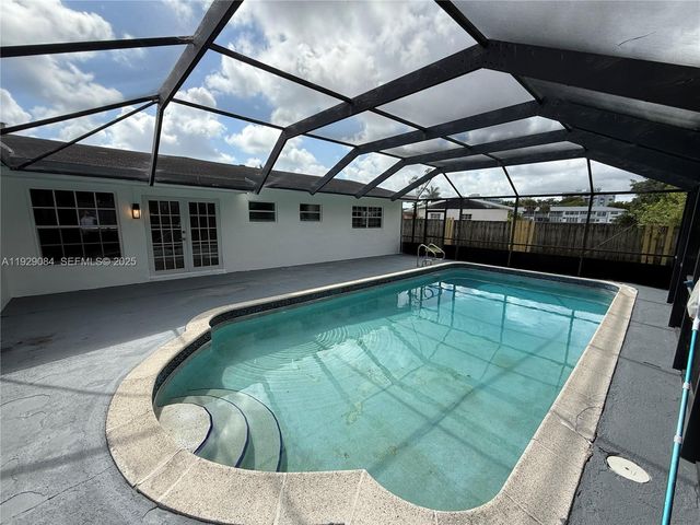 20570 NW 1st Ct, Miami Gardens, FL 33169