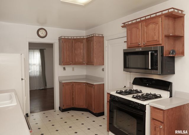 421 10TH Street A, Silvis, IL 61282