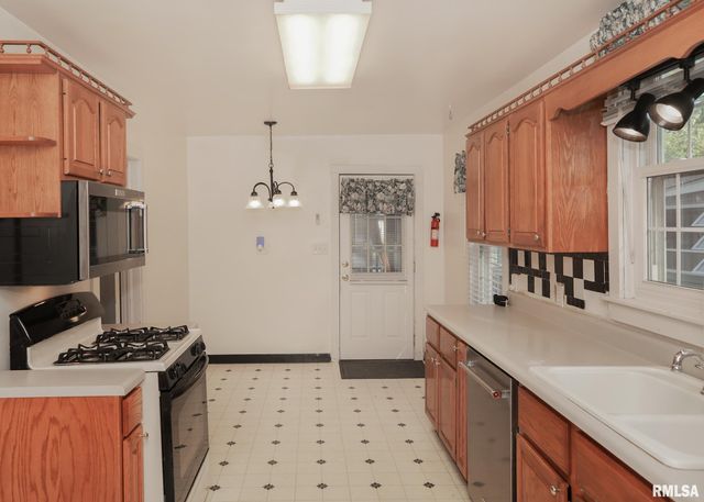 421 10TH Street A, Silvis, IL 61282