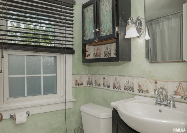 421 10TH Street A, Silvis, IL 61282