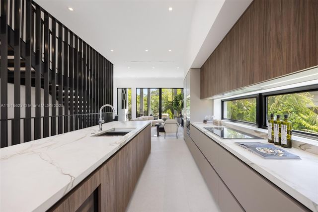 94 SW 28th Rd 3, Miami, FL 33129