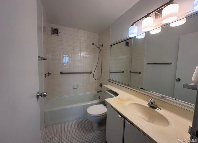 1 BAY CLUB Drive 7G, Bayside, NY 11360