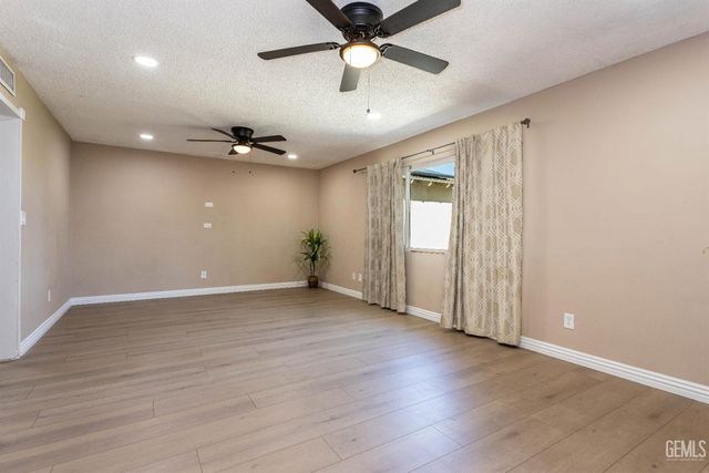 2316 Sandpiper Road, Bakersfield, CA 93309