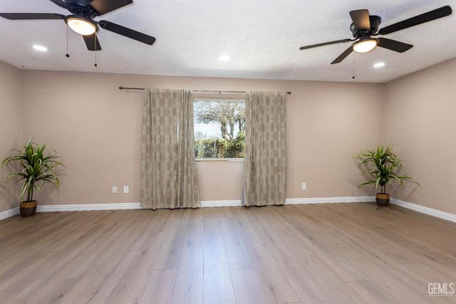 2316 Sandpiper Road, Bakersfield, CA 93309