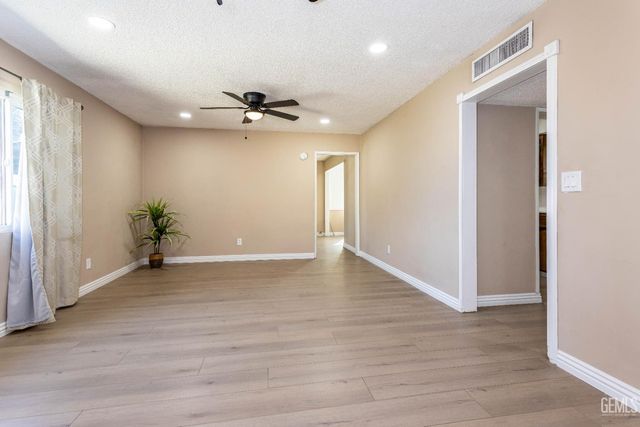 2316 Sandpiper Road, Bakersfield, CA 93309