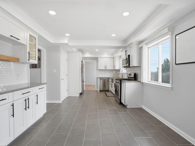 32253 Newcastle Drive, Warren, MI 48093