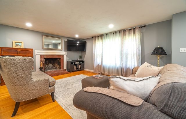 46 Wildwood Ave, Springfield, MA 01118