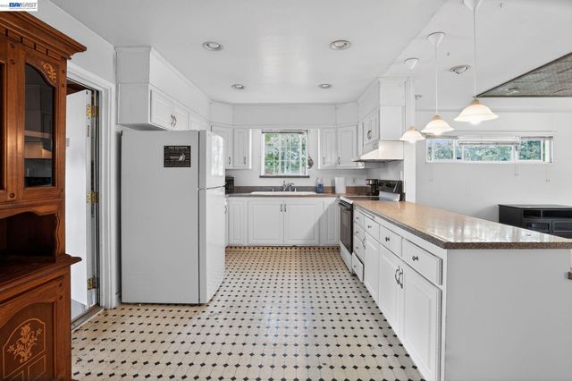 237 Goodwin St, Hayward, CA 94544