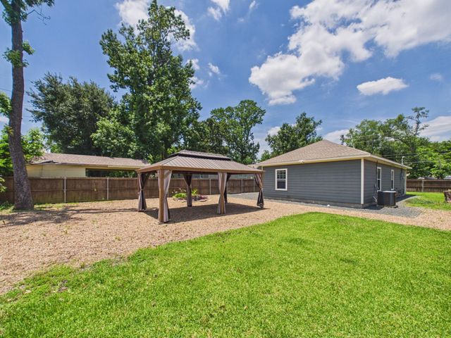 9214 Firnat Street, Houston, TX 77016