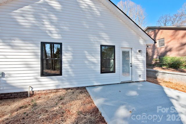 1209 Rogers Lake Road, Kannapolis, NC 28081