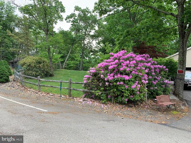 3205 ELY CT, Bushkill, PA 18324