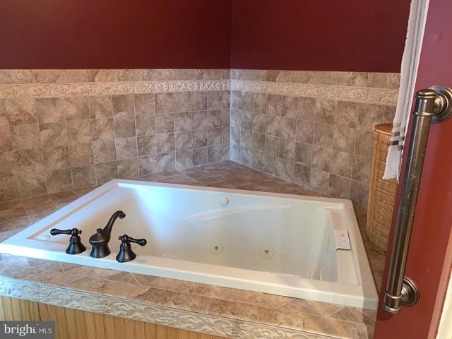 3205 ELY CT, Bushkill, PA 18324