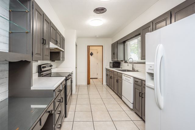 215 E Tennie Street, Gainesville, TX 76240
