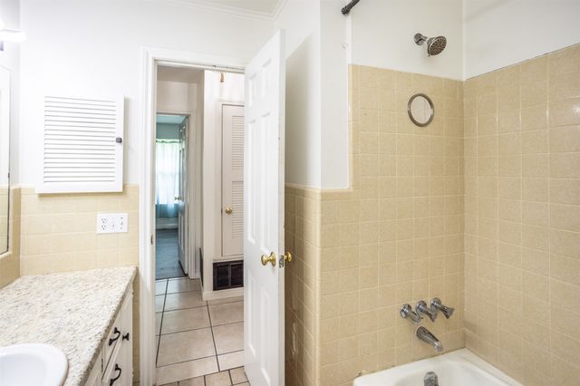 215 E Tennie Street, Gainesville, TX 76240