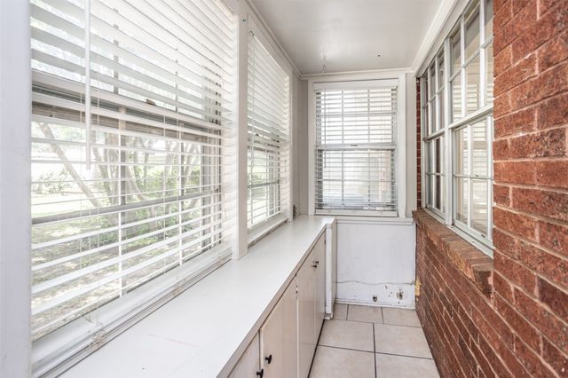 215 E Tennie Street, Gainesville, TX 76240