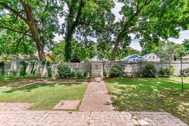 215 E Tennie Street, Gainesville, TX 76240