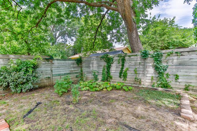 215 E Tennie Street, Gainesville, TX 76240