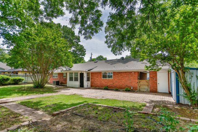 215 E Tennie Street, Gainesville, TX 76240