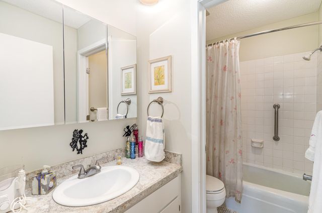 7520 Cahill Road 203A, Edina, MN 55439