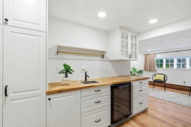 8 Phinney Rd, Lexington, MA 02421