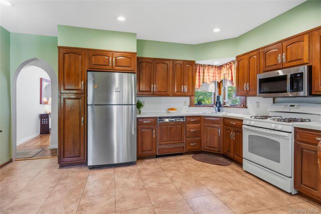 1032 N 6th Street, New Hyde Park, NY 11040