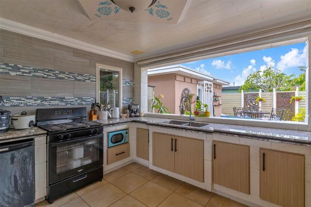 17932 NW 78th Ave, Hialeah, FL 33015