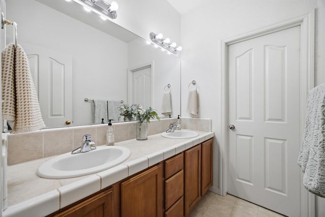 1242 N Julieann Street, Visalia, CA 93291